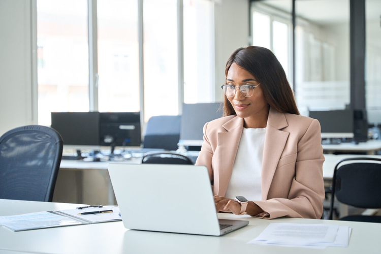 A business woman at an office creates a hybrid work policy.