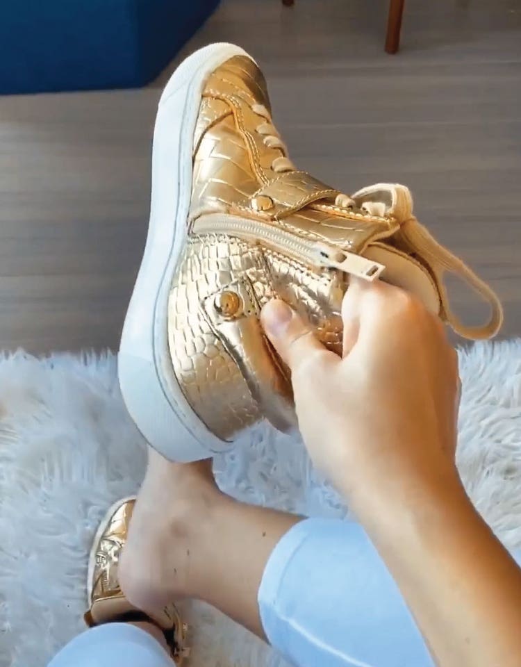 Goldener Sneaker