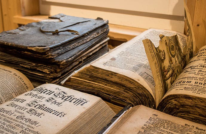 Photo de piles de vieux livres ouverts