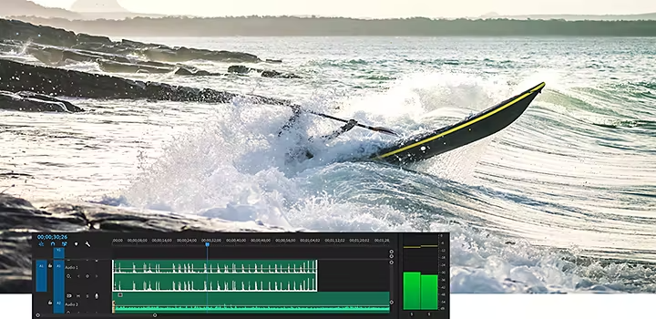 Panneau Montage audio d’Adobe Premiere Pro affichant un effet sonore en cours de montage ; image d’arrière-plan représentant une personne qui fait du kayak dans l’océan