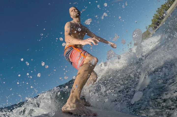 Personne surfant sur l'océan