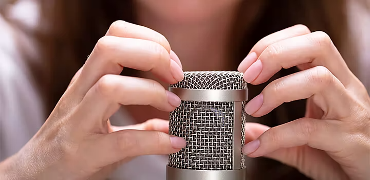 Enregistrement ASMR d’une personne grattant l’extérieur d’un microphone