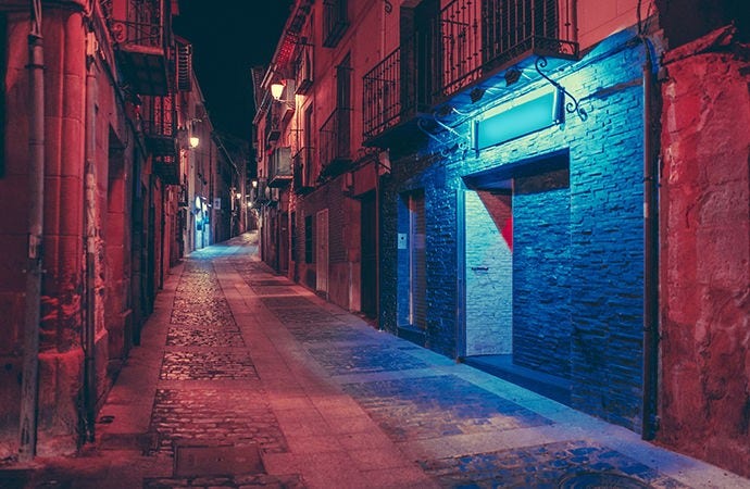 Plan de vue sur une rue pendant la nuit