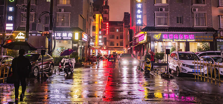 Fotografia notturna delle strade di una città in Cina