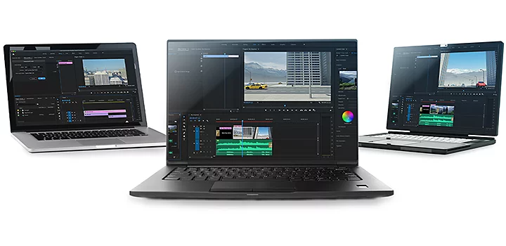 Tre laptop uno accanto all’altro; sui rispettivi schermi, un software di video editing video per fare un confronto sul modello migliore