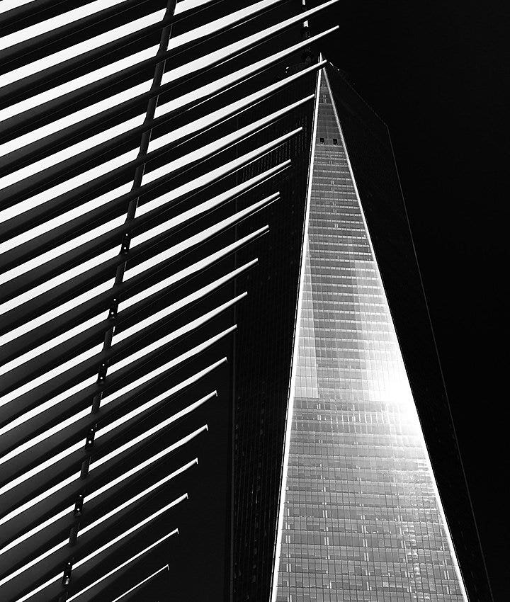 Foto en blanco y negro del lateral de un edificio