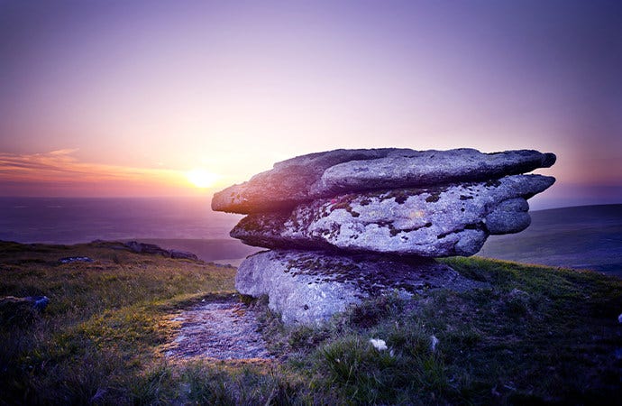 Foto de una roca al atardecer en la que se capta a la perfección el rango dinámico