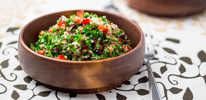 Splendida foto gastronomica di un’insalata di stagione con quinoa