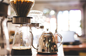 Cafetera de una cafetería - Consejos para una profundidad de campo baja | Adobe