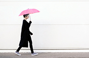 Menggunakan peraturan satu pertiga untuk mengambil fotograf seorang wanita sedang berjalan dengan payung merah jambu