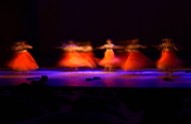 Bailarines actuando en el escenario - Fotografía de velocidad de obturación | Adobe