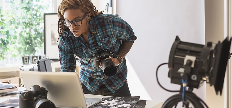 Fotograf bei der Vorbereitung seiner Ausrüstung