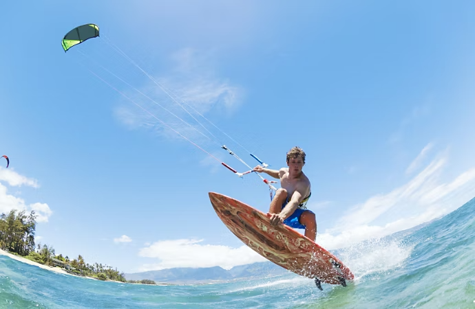 GoPro-Bildmaterial von einem Kitesurfer, der im Ozean surft