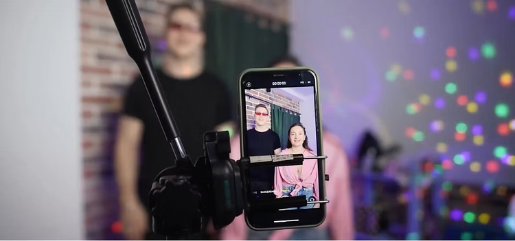 Mit ein paar kreativen Ideen kannst du lustige TikTok-Videos mit dem Smartphone aufnehmen.