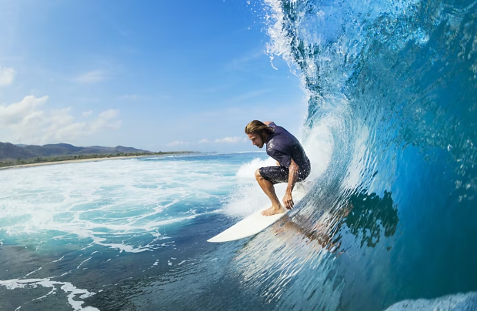 GoPro Bildmaterial von einem Surfer, der eine Welle reitet