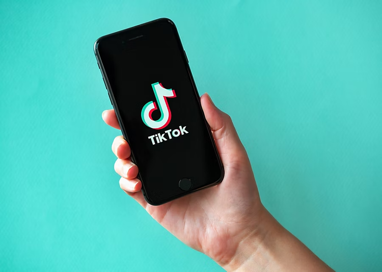 Großaufnahme eines Smartphones. Auf dem Display wird das TikTok-Logo angezeigt.