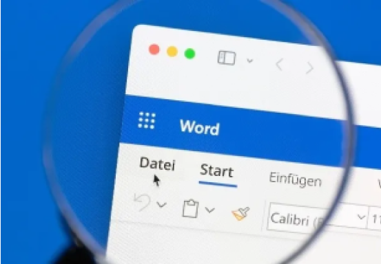 Ein Screenshot zeigt eine Nahaufnahme der Microsoft-Word-Oberfläche mit einer Lupe, die die Menüoptionen „Datei“ und „Start“ vergrößert darstellt. Der Fokus liegt auf der Navigation zur Bearbeitung von Dokumenten in Word.