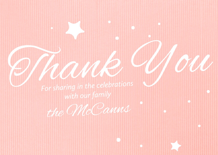 Dankeskarte mit dem Schriftzug „Vielen Dank, dass du mit unserer Familie gefeiert hast“ vor einem pinkfarbenen Hintergrund mit weißen Punkten und Sternen.