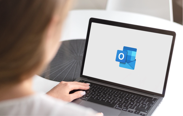 Gráfico: Mujer sentada frente a un ordenador portátil y abriendo el programa Outlook.