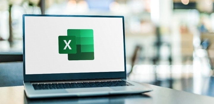 Bild zeigt Laptop mit einem Logo von Microsoft Excel.