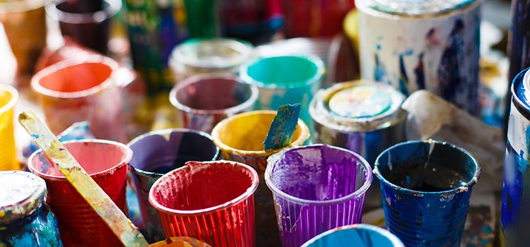 Imagen de recipientes con pinturas de diferentes colores.