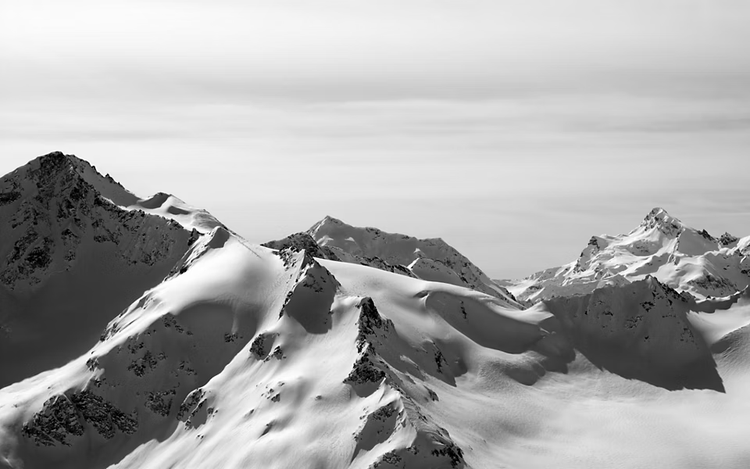 Fotografía en blanco y negro de un fotógrafo que le toma una foto a una persona montada en una bicicleta