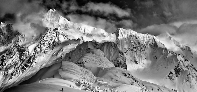 Fotografía en blanco y negro de montañas nevadas