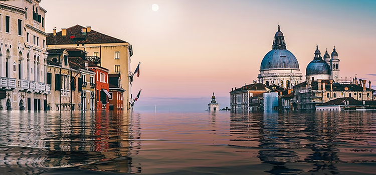 Imagen compuesta de un canal de Venecia inundando la ciudad.