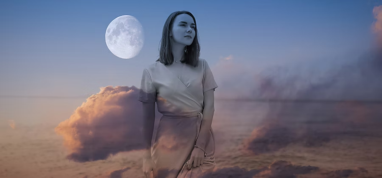 Imagen compuesta de una mujer en el cielo entre nubes y la luna de fondo.