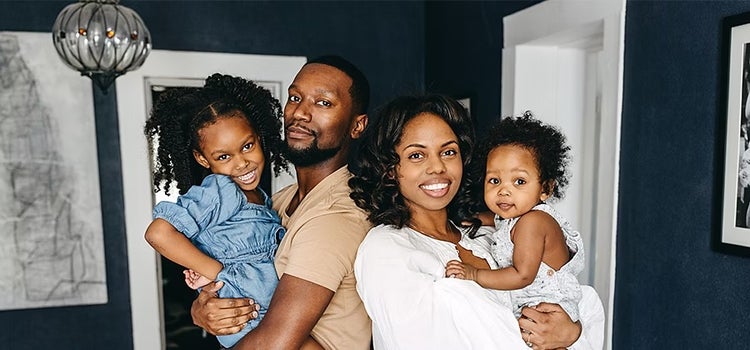 Una familia de cuatro posando para una foto familiar