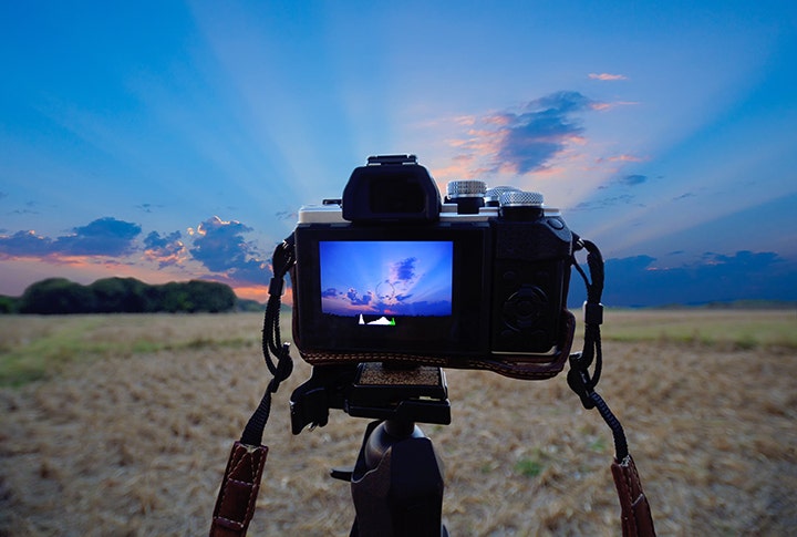 Imagen de una cámara preparada para tomar una foto del cielo con un histograma con picos a la izquierda.