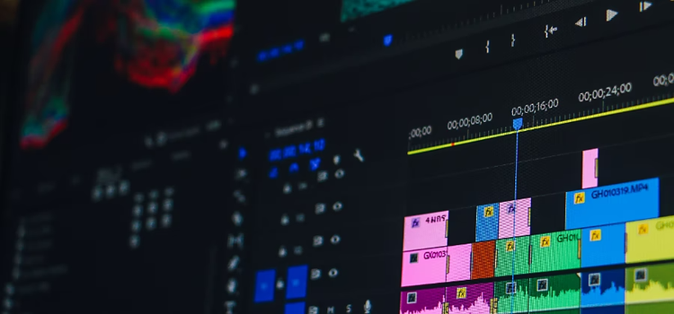 Vista lateral de una pantalla donde Adobe Premiere Pro está abierto y utilizándose para extraer el audio de un vídeo