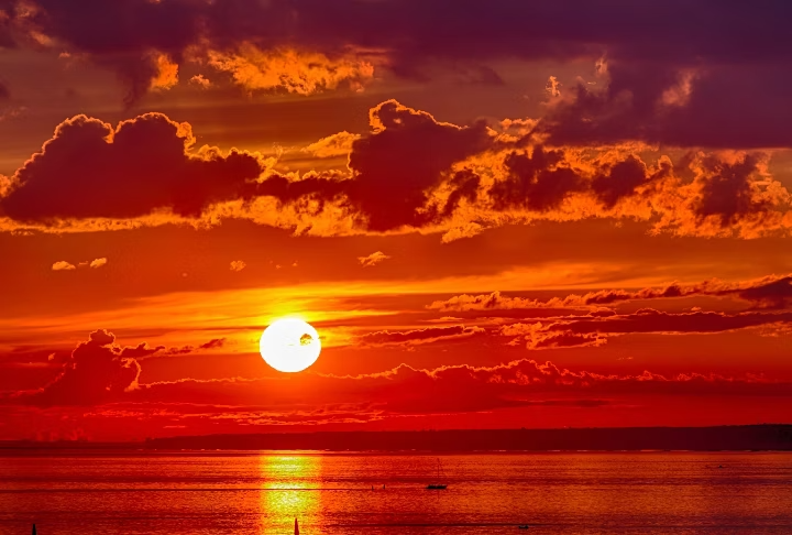 Un coucher de soleil aux teintes orangées