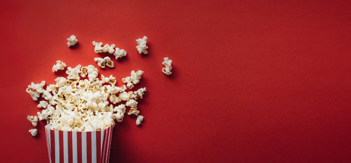 Une boîte de pop-corn devant un fond de couleur rouge