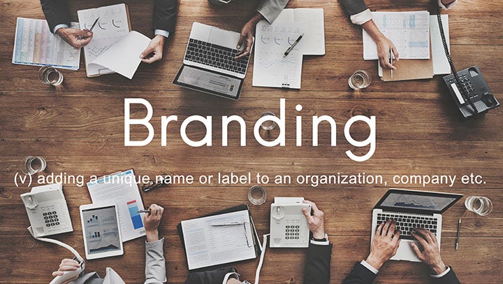 Photo des gens sur ordinateurs dit « branding »