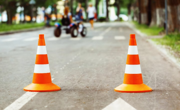 Cônes de signalisation orange sur la chaussée