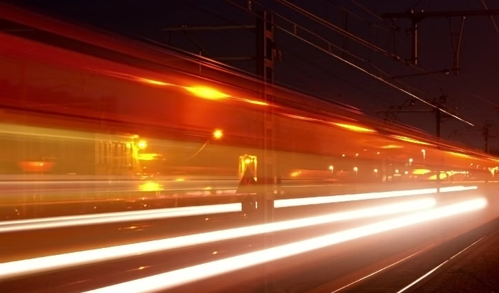 Lumière orange qui symbolise le mouvement avec le passgae d'un train