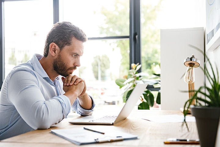 Homme travaille sur ordinateur portable