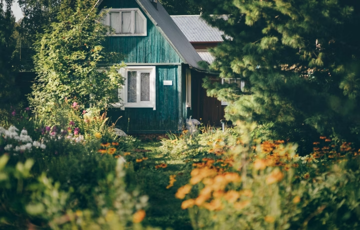 La façade bleu sarcelle d'une maison en bois dans la forêt