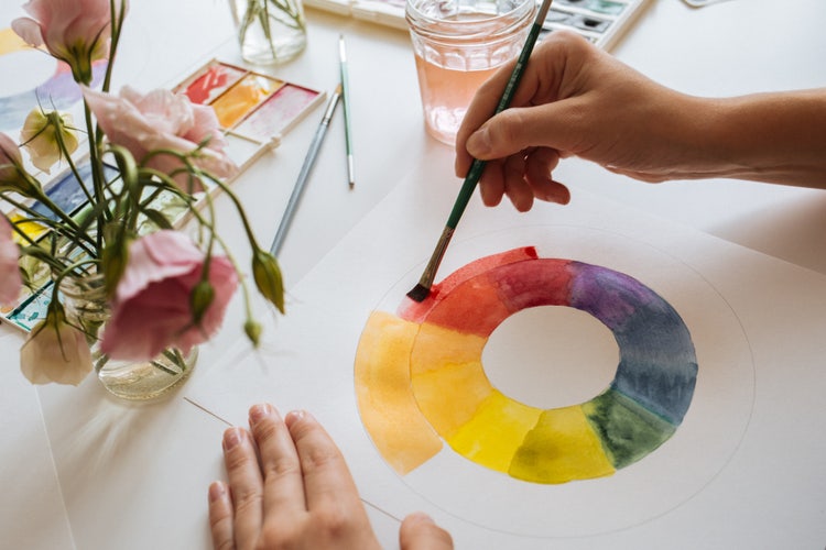 Roue chromatique dessinée à l'aide de peinture aquarelle