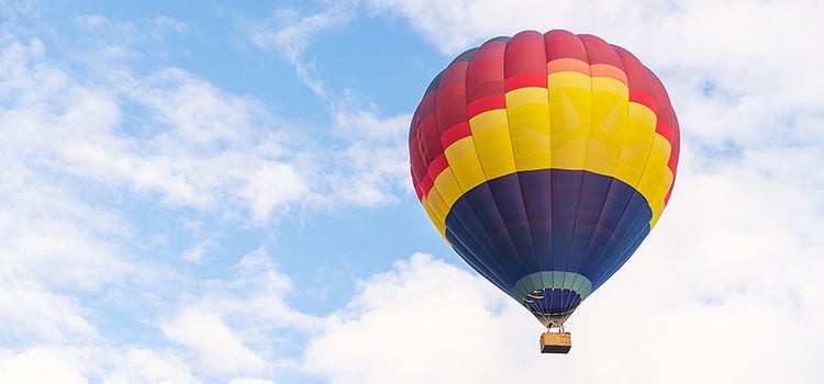 Montgolfière bleu rouge et jaune dans le ciel