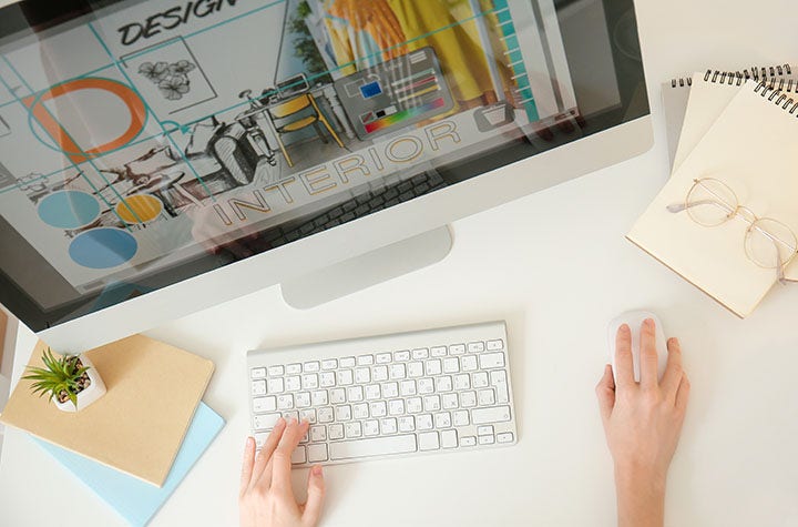 Ordinateur et clavier blanc sur bureau blanc