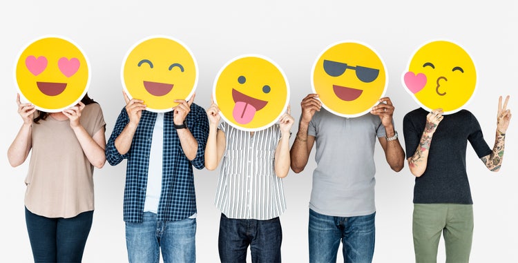 des personnes portent des masques en emoji