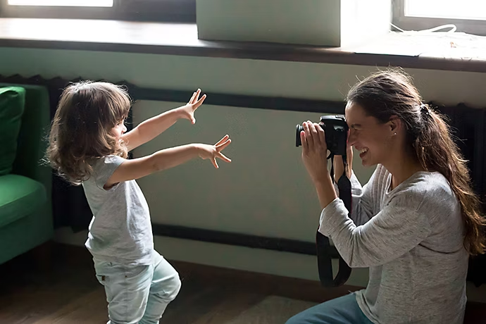 Femme prennent un portrait d'un enfant