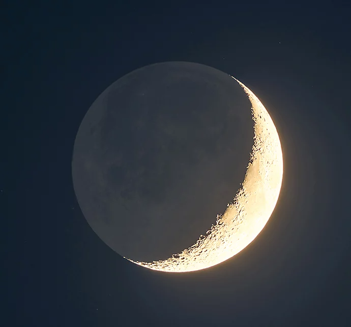 Magnifique photo d’un croissant de lune lumineux