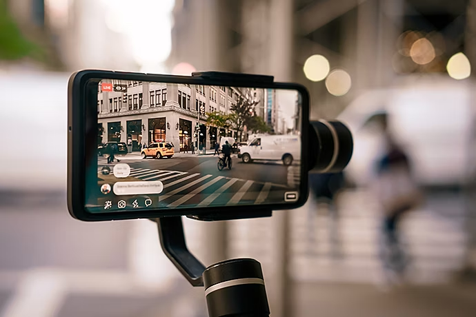 Photo de rue prise avec un smartphone situé au premier plan de l'image