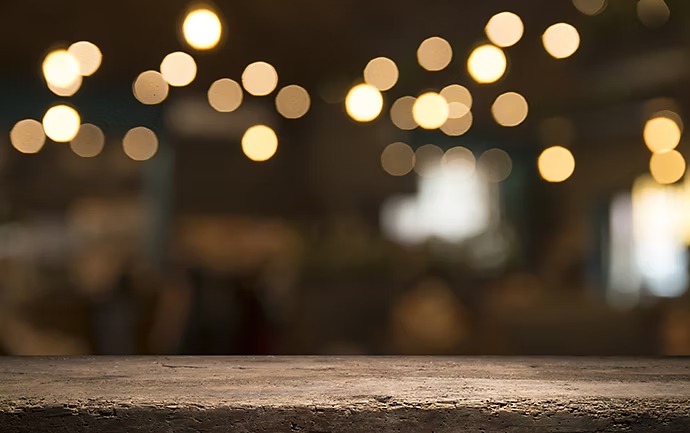 Dessus de table en bois avec effet bokeh sombre en arrière-plan