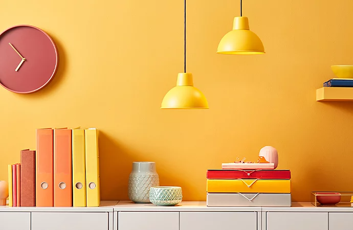 Un mur coloré et décoré dans un bureau