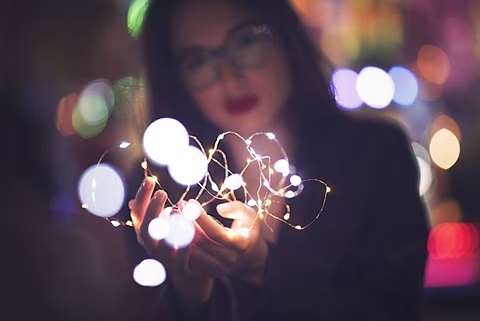 Portrait photo d'une femme avec effet bokeh