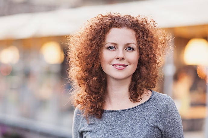 Portrait d'une femme aux cheveux bouclés